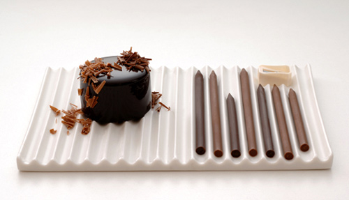 Presentación de bombones de chocolate simulando un estuche de lápices